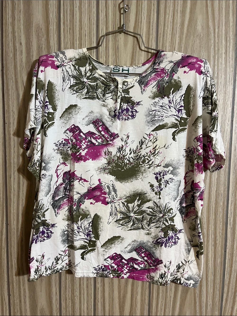 VINTAGE SH COLLECTION FLORAL HENLEY TEE SIZE L shoulder pad made in Greece